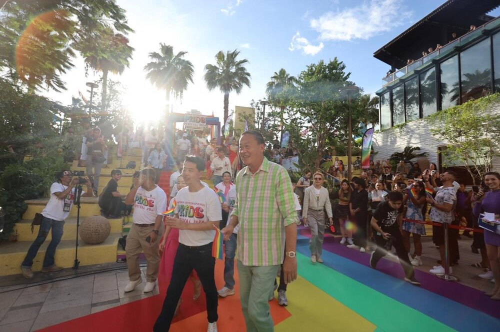 Prime_Minister_with_Pattaya_Mayor_at_end_of_parade_Central_Festival.thumb.jpg.6e685b85feb7d303b1c14689eee7201a.jpg