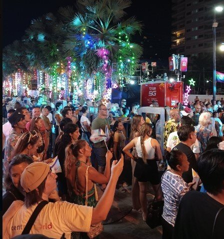 crowd_watching_the_Dongtan_stage.jpg.31e8454072eb4e27579aa3740cc11971.jpg