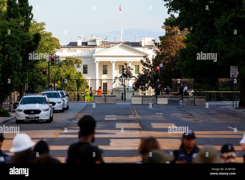 police-block-access-to-white-house-statue-of-andrew-jackson-to-peaceful-protesters-in-black-lives-matter-plaza-washington-dc-united-states-2C4EYX6.jpg