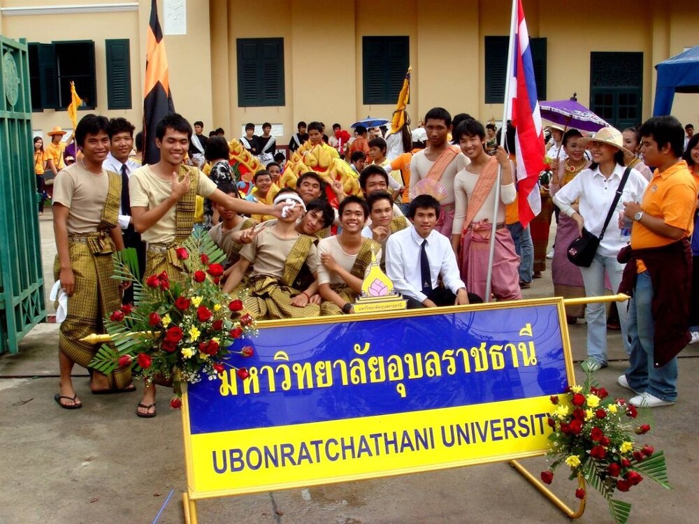 Ubon_Candle_Fest_Studentslr.thumb.jpg.3d9704ca972c7bc452e82bf77705c756.jpg