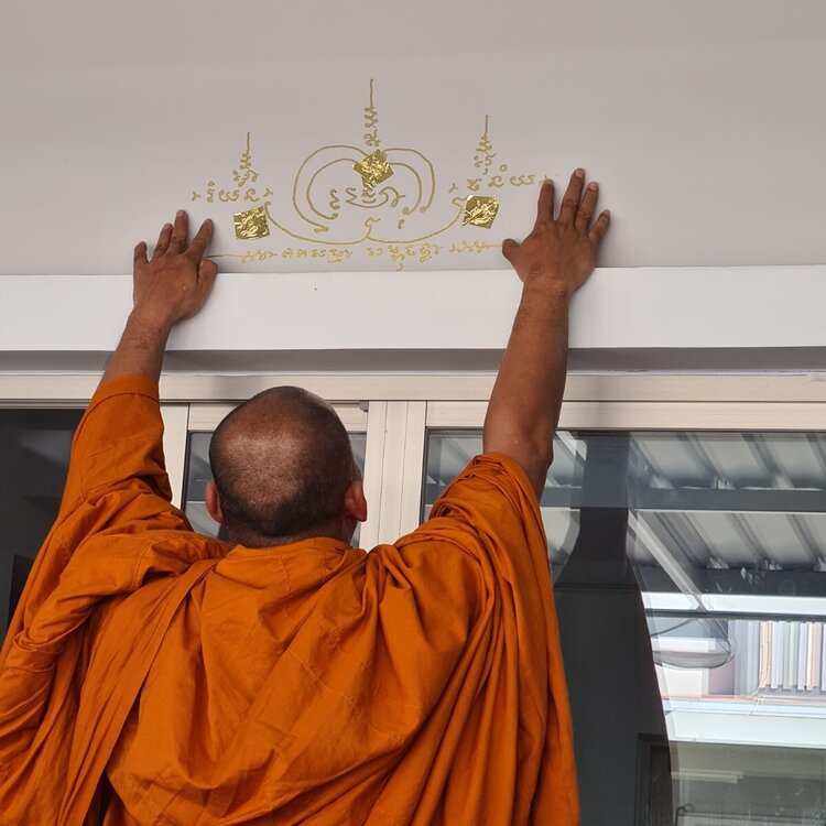 monk_preparing_signage.thumb.jpg.e610e44aa49773bdfbb9f4064be3b554.jpg