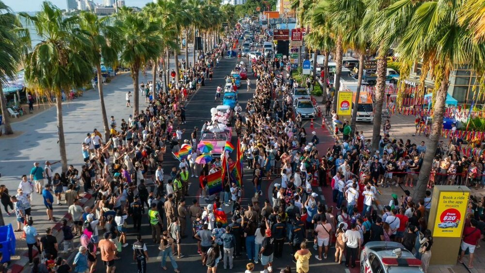 Beach_road_parade_photo.thumb.jpg.4cc73a88f315d057fc8c1840278c690c.jpg