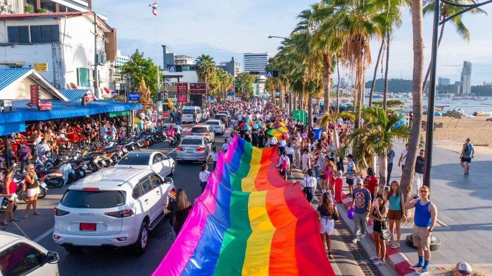 Gay_Pride_flag_beach_road.thumb.jpg.37d467a1011093a64dbccdbe8774d3c0.jpg