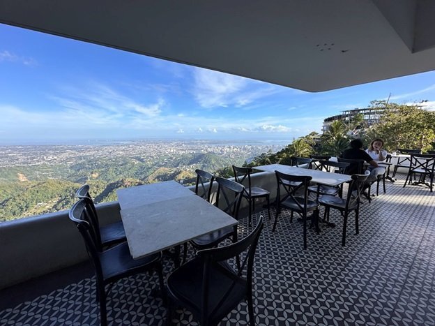 La_Parisienne_Sky_panorama_view_from_outside_lunch_table.jpg.968abfe2c43548f5f8c8e193ba94b8f5.jpg