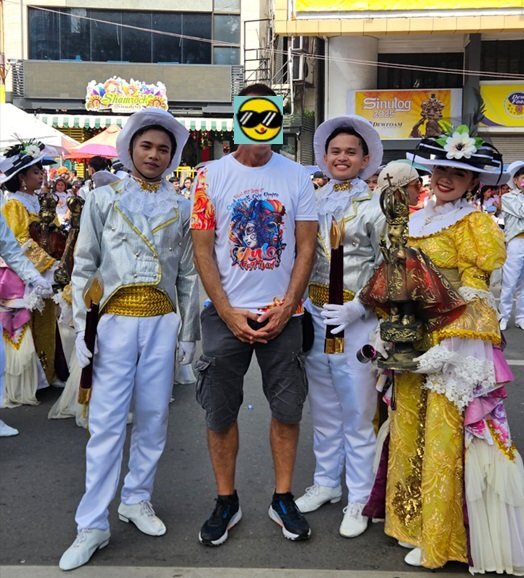 me_with_SINULOG_marchers_1.jpg.d2b7d23505da01adc5c46caa404d3247.jpg